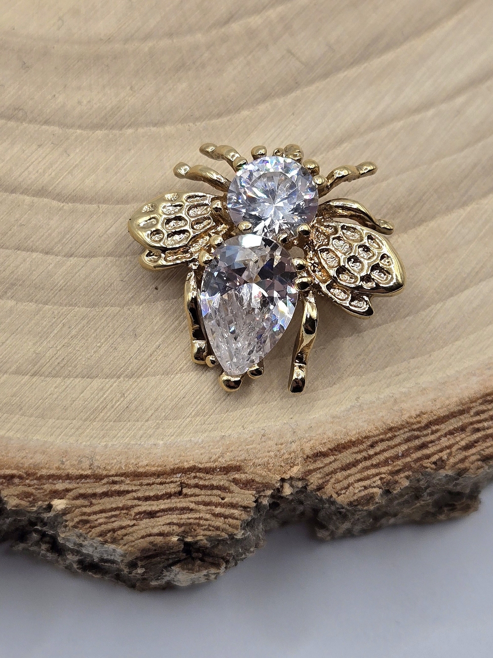 🐝 Gold Tone Bee Brooch with Sparkling Cubic Zirconia